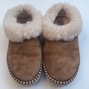 Uggs slipper size 9